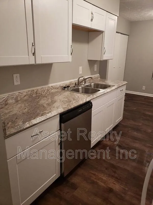 3 bed, 1.5 bath, 1330 sqft, $1,295 — Photo 3