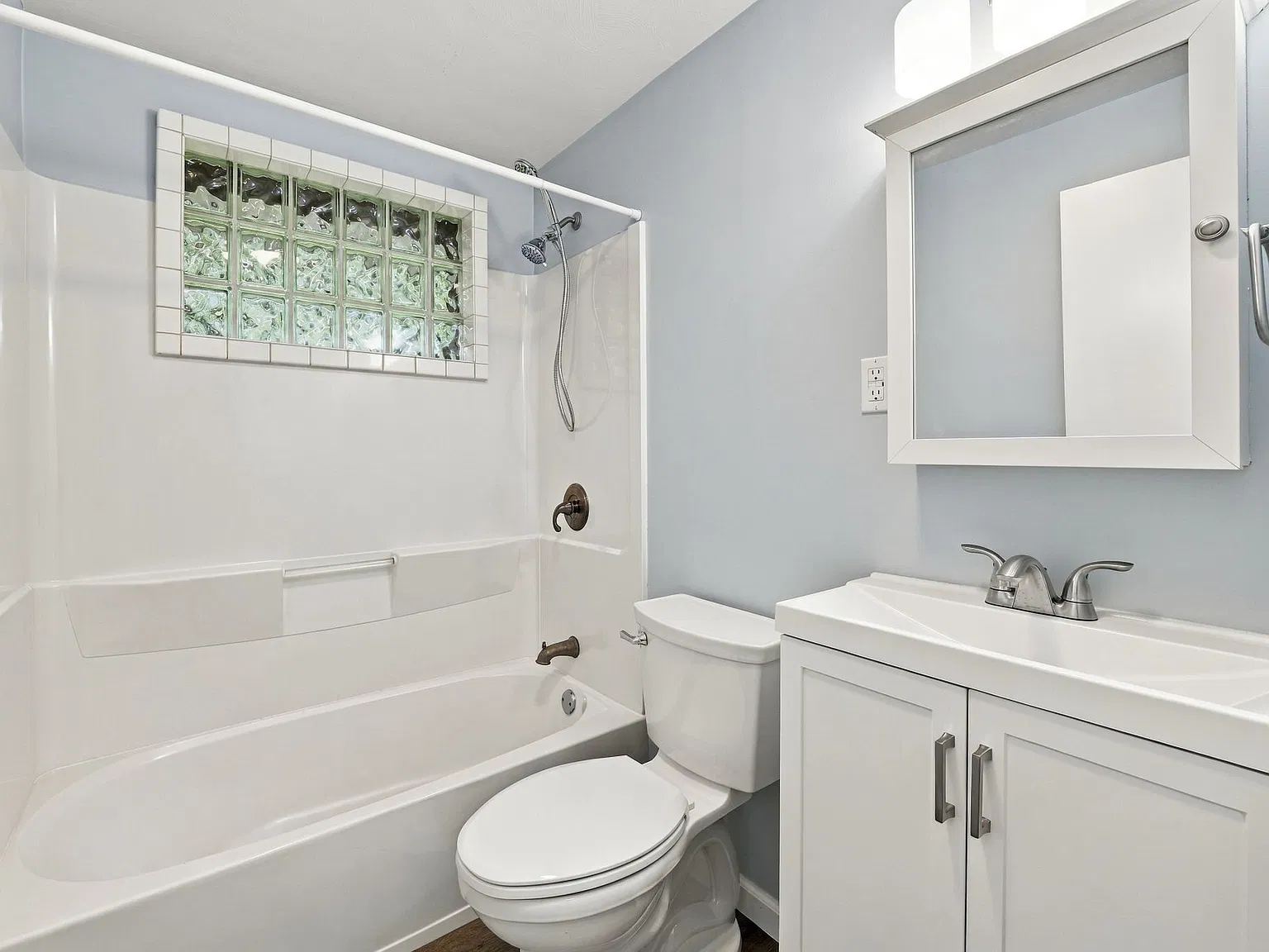 3 bed, 1200 sqft, $1,695 — Photo 4