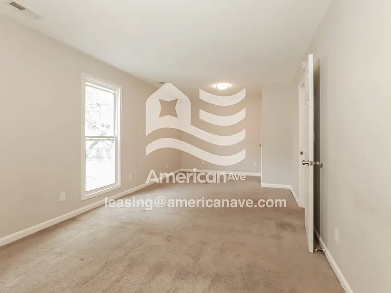 1033617_008_main_bedroom_8.jpg