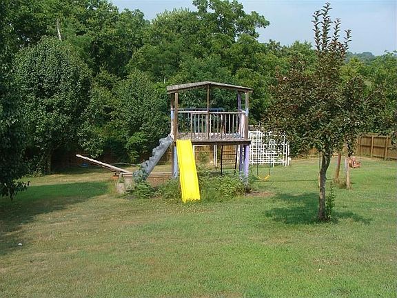 3rd image of 144 Primrose Cir