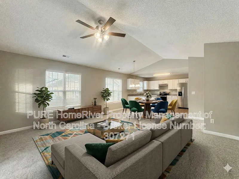3 bed, 2.0 bath, 1240 sqft, $1,755 — Photo 2