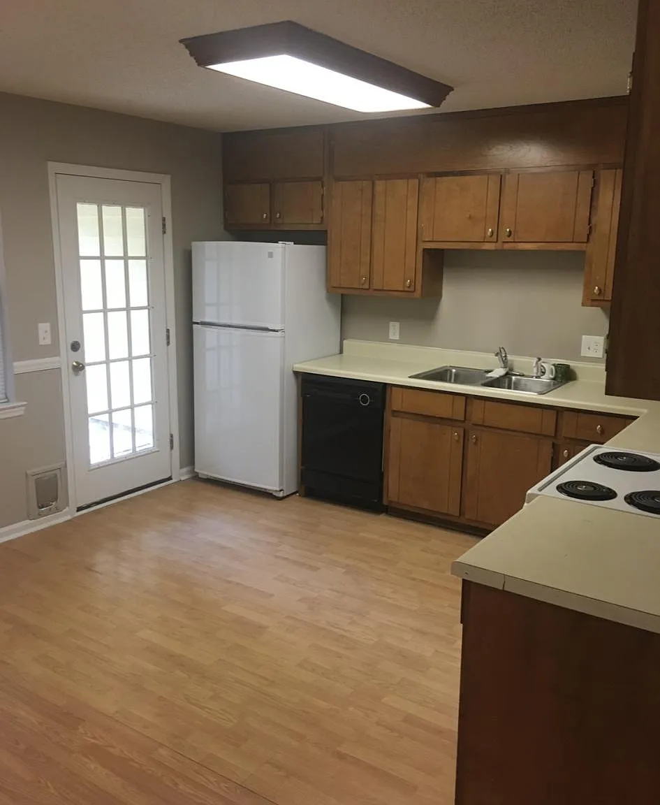 2 bed, 1.5 bath, 1082 sqft, $985 — Photo 2
