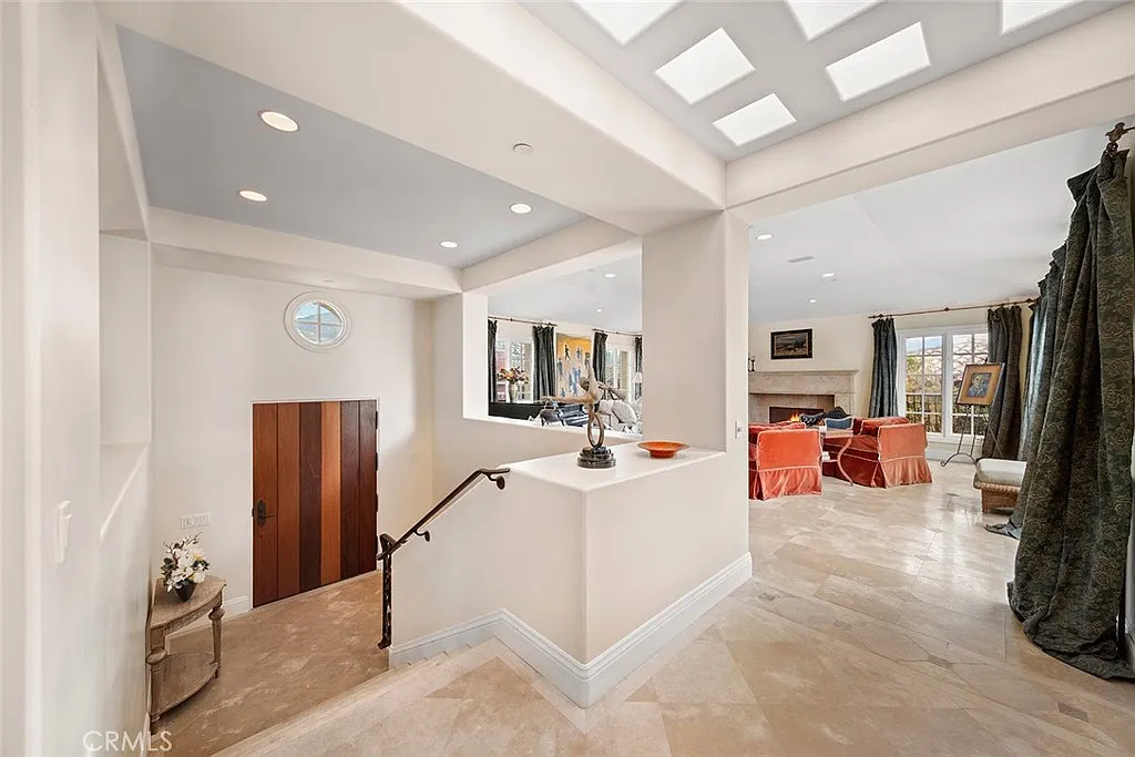 5 bed, 4.5 bath, 4851 sqft, $25,000 — Photo 3