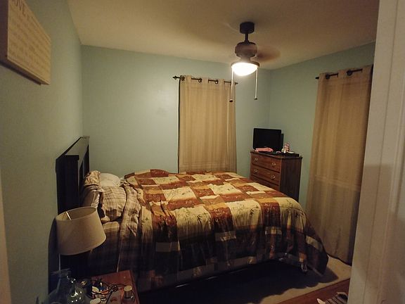 3rd image of 804 Sycamore St