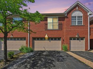 994 Kensington Dr, Northbrook, IL 60062
