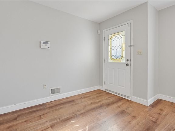 5th image of 360 Cotswold Pl