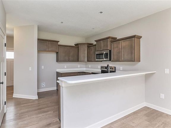 4th image of 2450 SE Sawyer Pointe Dr