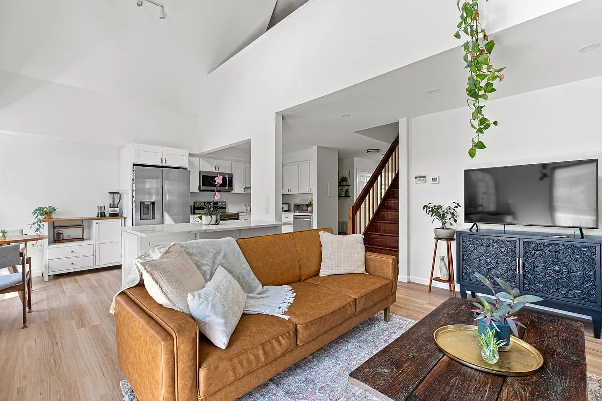 2 bed, 2.0 bath, 1579 sqft, $3,300 — Photo 2