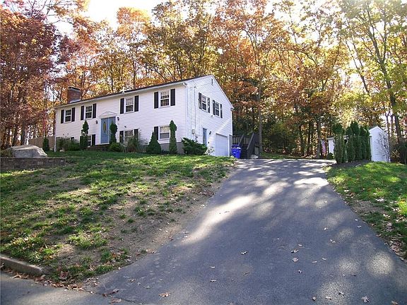 3rd image of 11 Friar Tuck Ln
