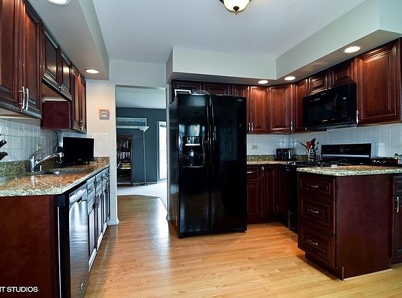 4th image of 710 E Ivy Ln