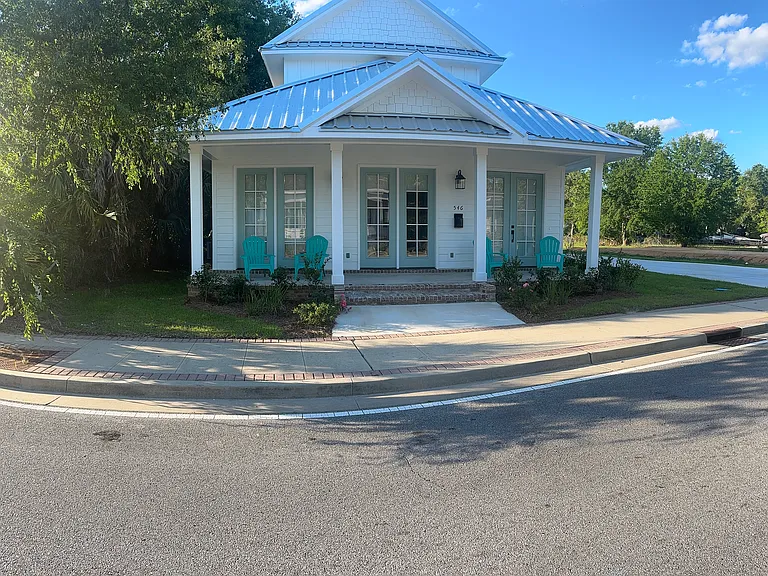 546 Howard Ave — Photo 1