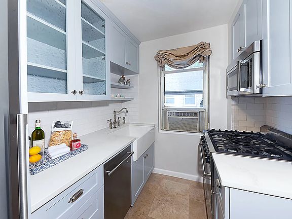 3rd image of 321 E 43rd St APT 1008