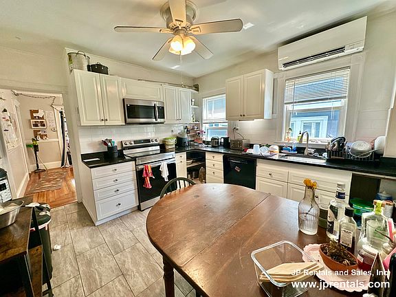 4th image of 177 Wachusett St #1