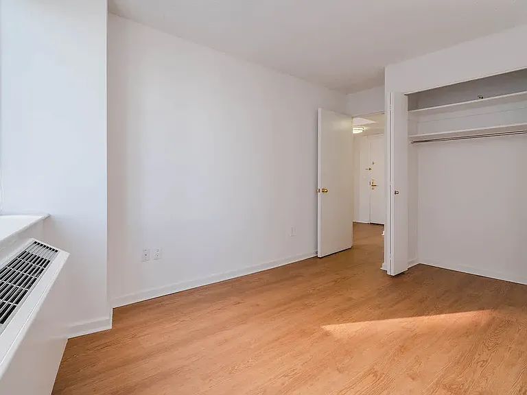 180 Riverside Blvd #10V — Photo 31