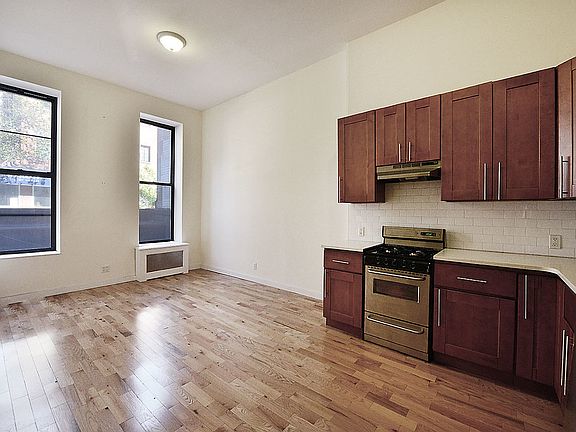 4th image of 136 E 61st St #24