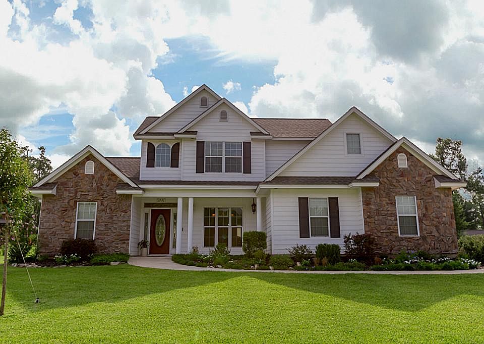 Beautiful like NEW 3/2 with office in Spring Lake Estateson large 3/4 acre lot, landscaped and ready