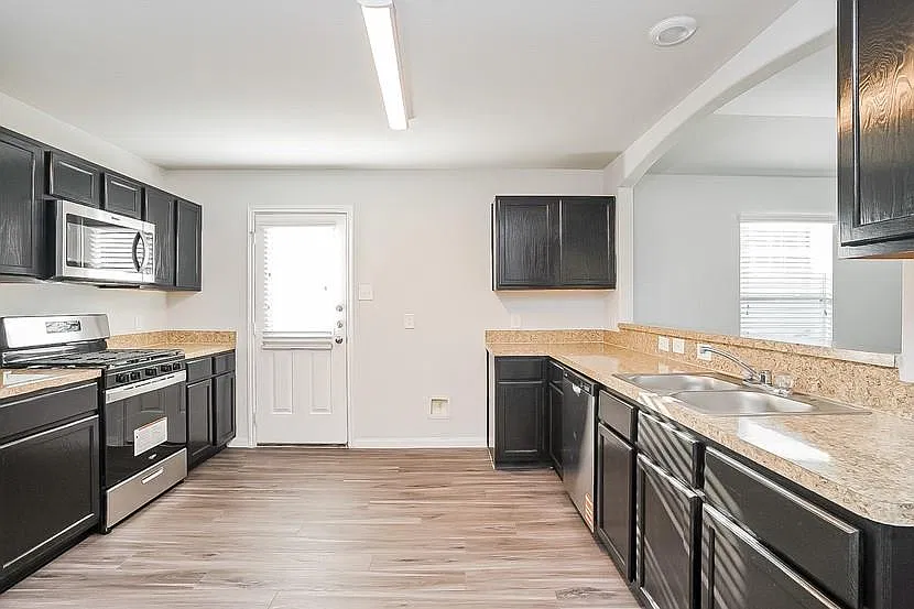 3 bed, 2.0 bath, 1407 sqft, $1,835 — Photo 3