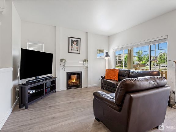 5th image of 990 43rd Court NE