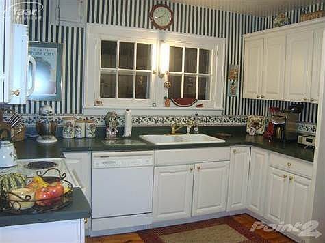 Updated Eat-In Kitchen with newer cupboards and appliances