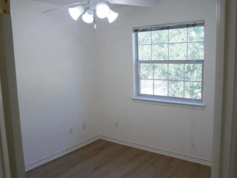 503 Gateway Pkwy #4 — Photo 12