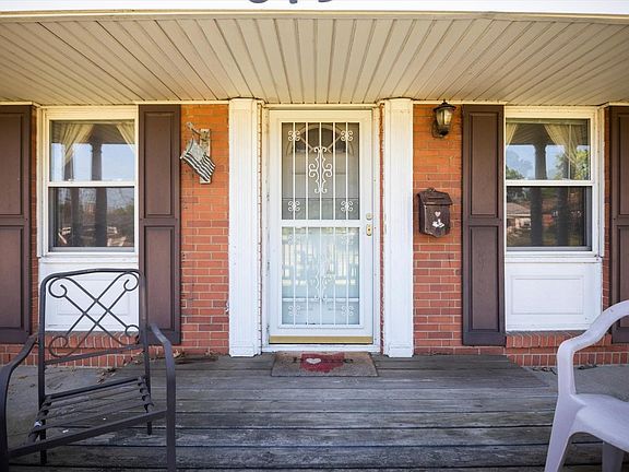 3rd image of 879 Crowden Dr
