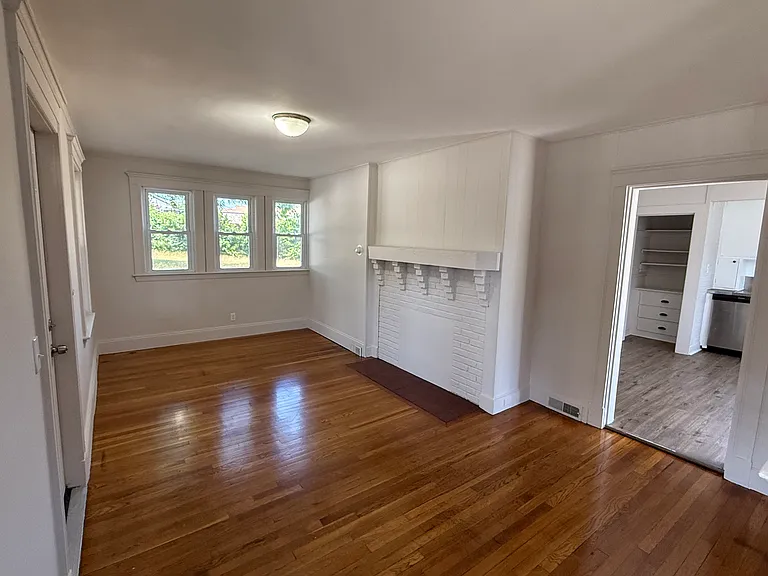 969 N Main St — Photo 3
