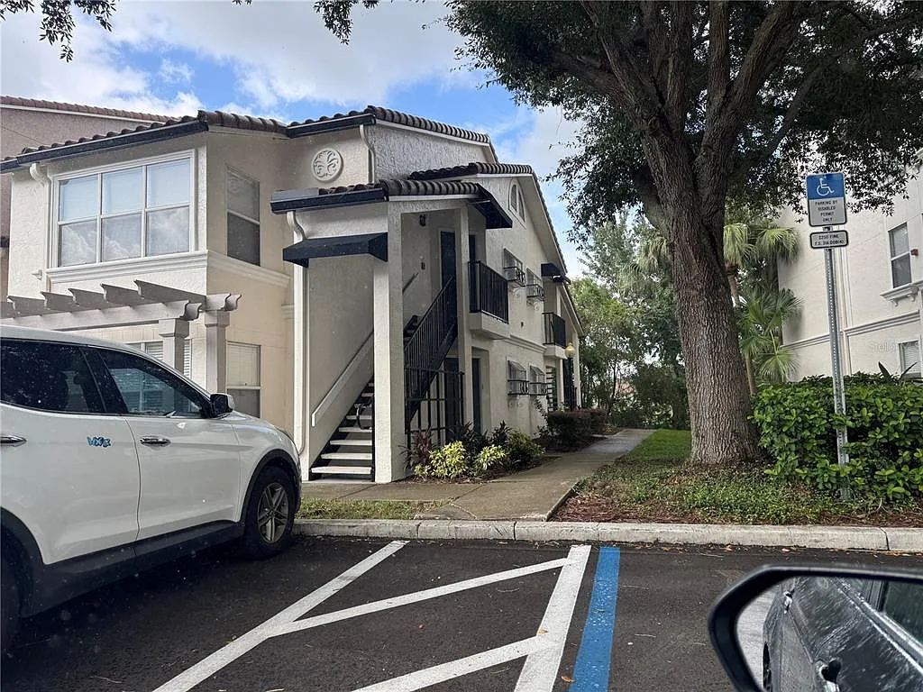 2 bed, 1.5 bath, 919 sqft, $1,600 — Photo 2