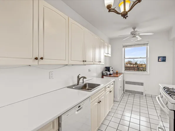 162-01 Powells Cove Boulevard image 15 of 27