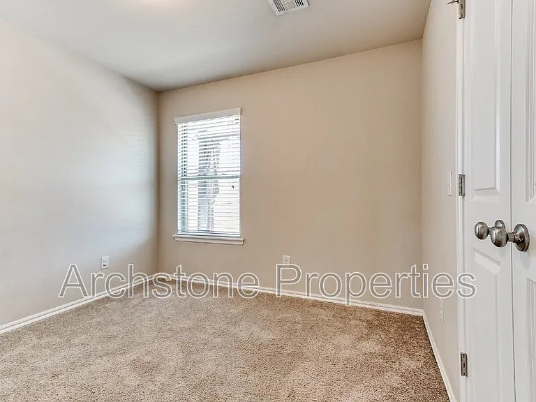 19704 Taggert Dr — Photo 13