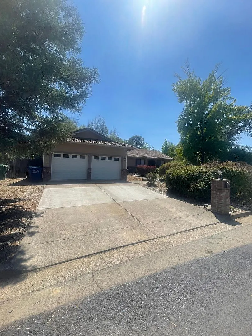 Spacious 3 Bed 2 Bath With Bonus Room / Den In The Country Oaks Subdivision — Photo 1