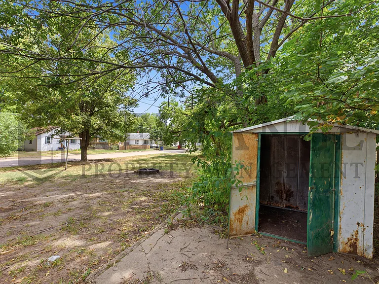 2301 W 3rd St N — Photo 8