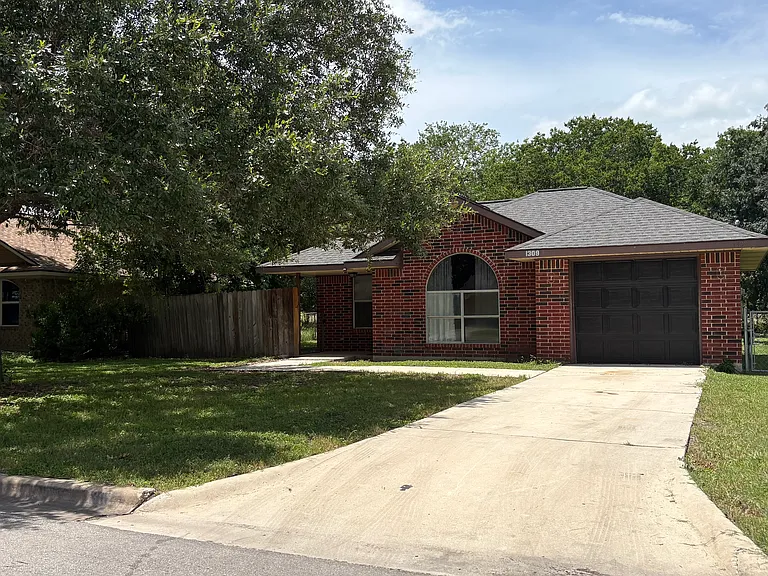 1309 Monte Vista Dr — Photo 2