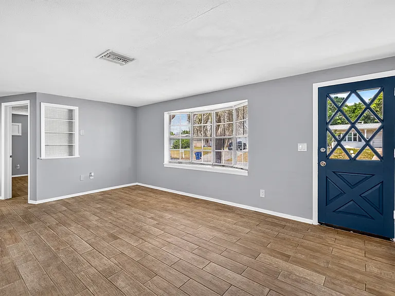 3723 Kingsbury Dr — Photo 4