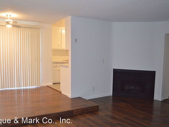 3rd image of 932 10th St APT 1