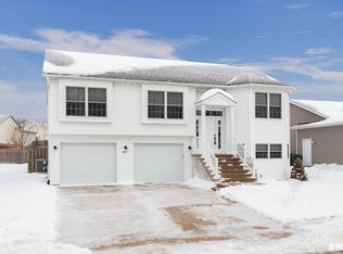 6821 Silver Creek Dr, Davenport, IA 52806
