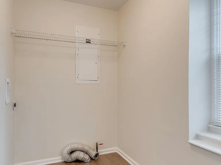 826 Victoria Dr — Photo 9