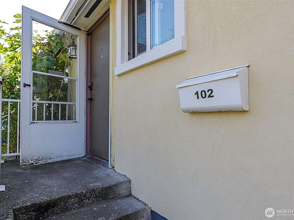 5th image of 102 & 104 9th Street SW