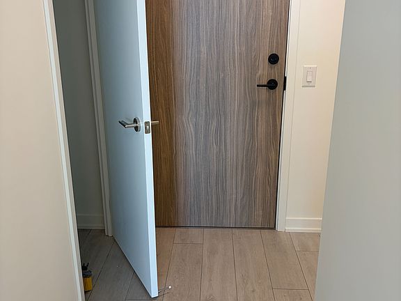 2nd image of 1381 Lakeshore Rd E #523