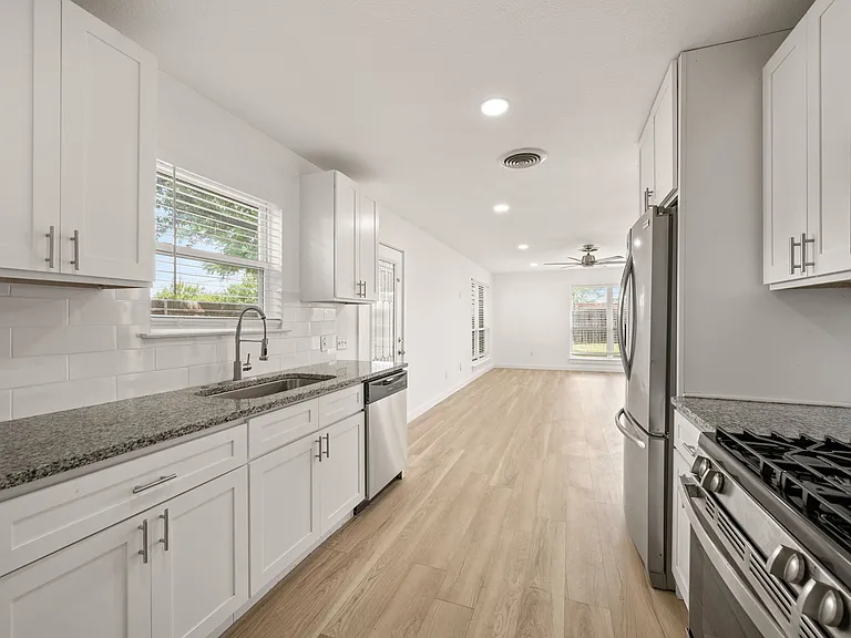 840 Edgehill Dr — Photo 5