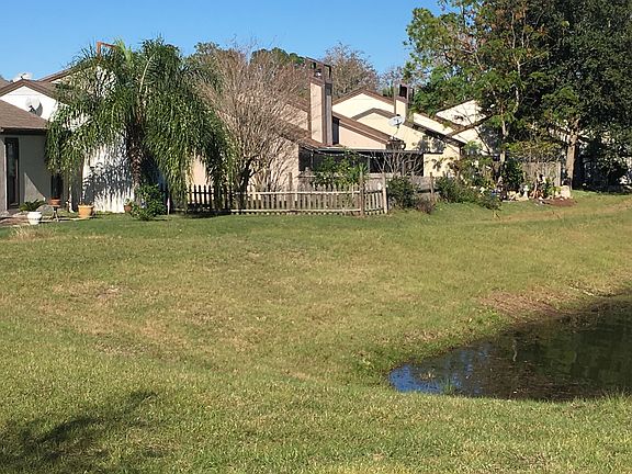 3rd image of 8129 Meadow Walk Ln