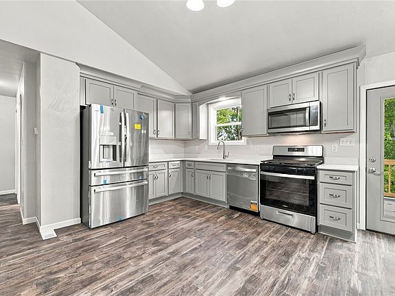 3rd image of 3265 Dorothy St