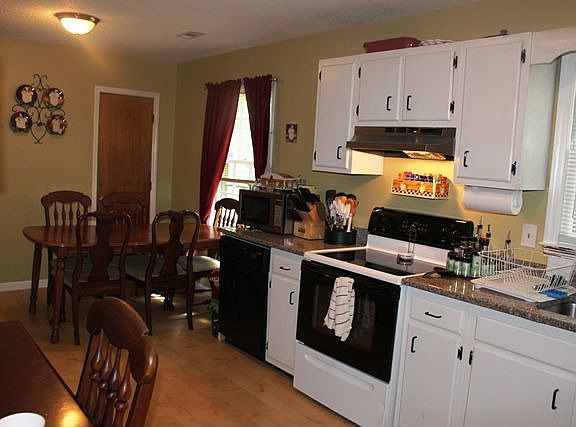 KItchen and Breakfast nook