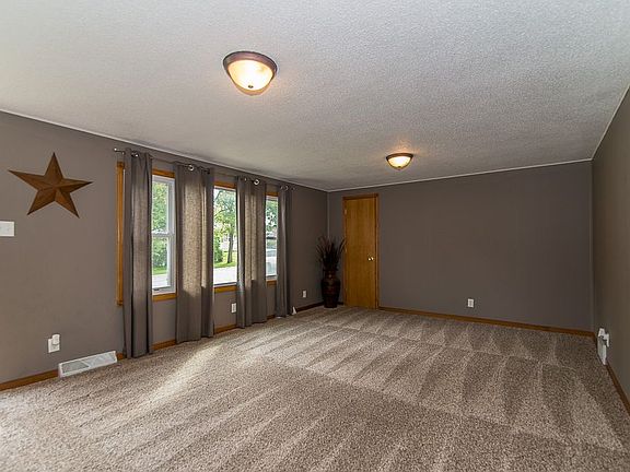 4th image of 700 Sunset Dr