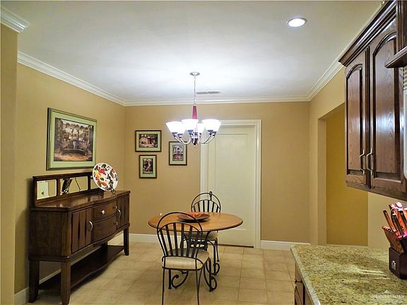 4th image of 1104 Laurel Ave