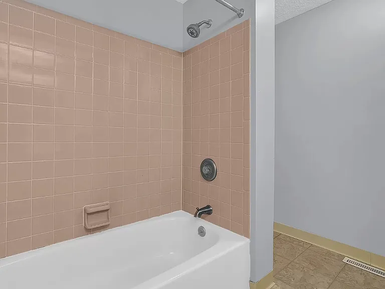 103 Lancelot Ln — Photo 9