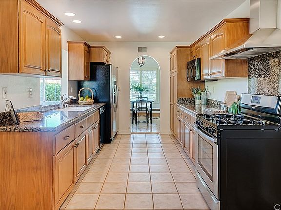 3rd image of 10902 Meseta Ave