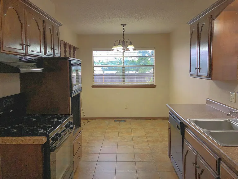 720 Robin Hill Rd — Photo 9