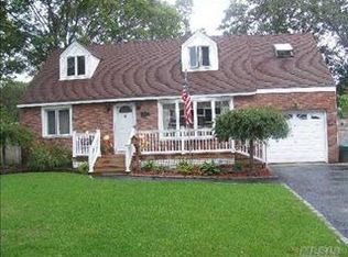 63 Center St, Ronkonkoma, NY 11779