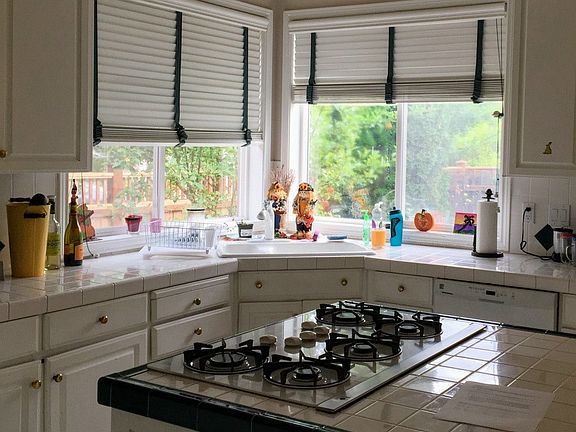 Kitchen with gas cooktop