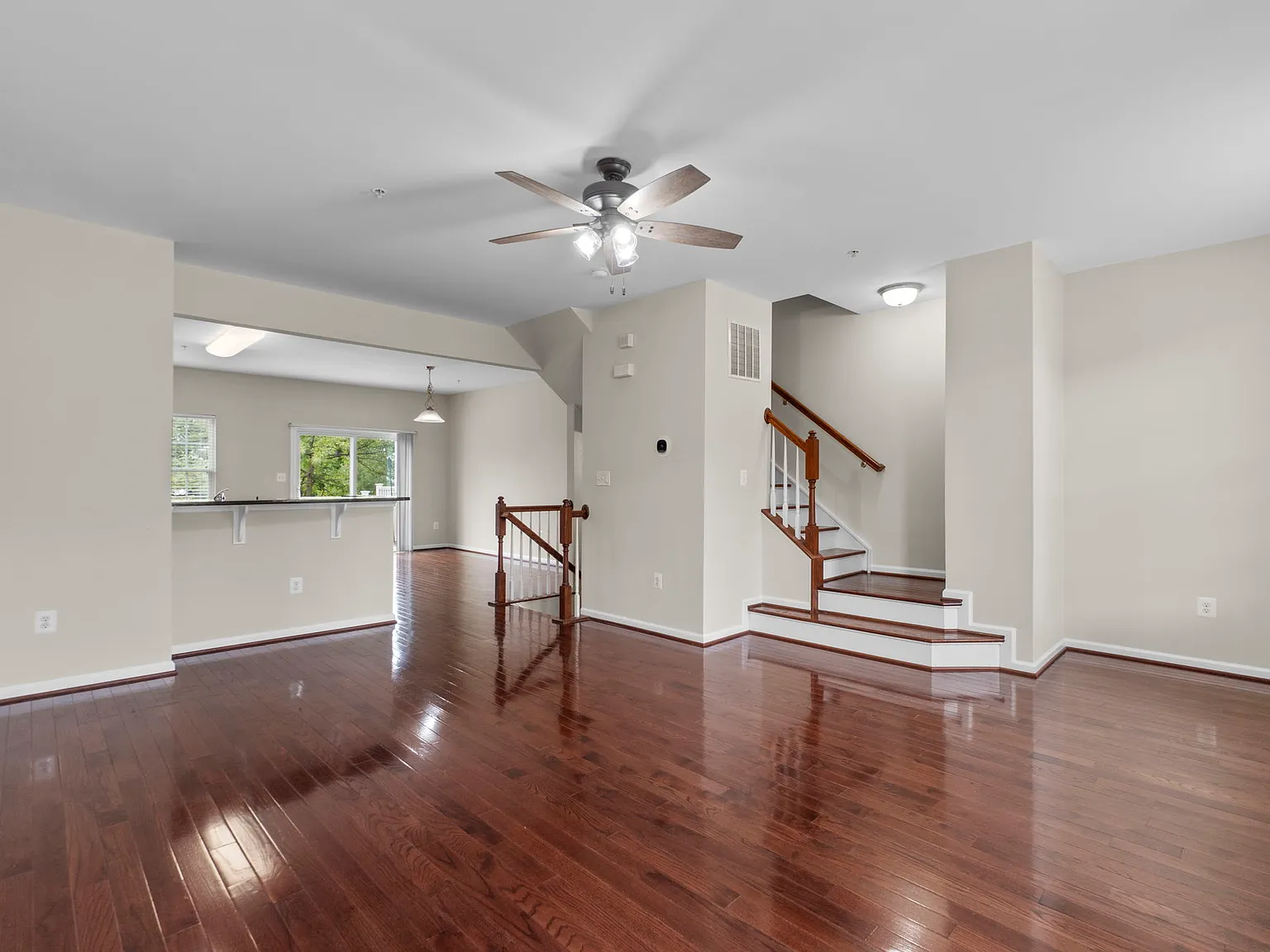 3 bed, 1960 sqft, $2,900 — Photo 2
